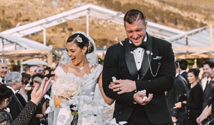Tim Tebow and his wife Demi Leigh walking down the aisle.